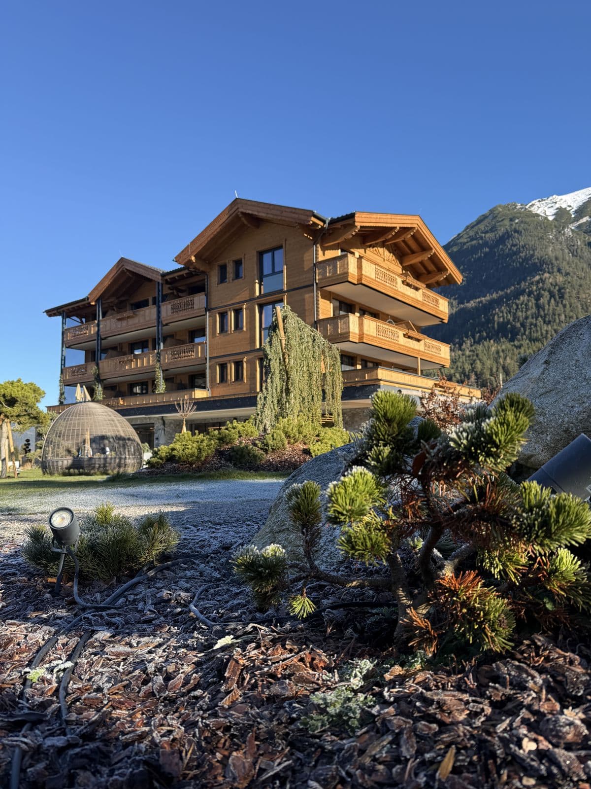Außenansicht des Boutiquehotels Acherl mit Berg und Garten