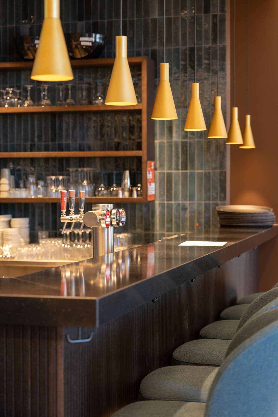 Bar im Hilton Garden Inn Davos mit goldenen Pendelleuchten