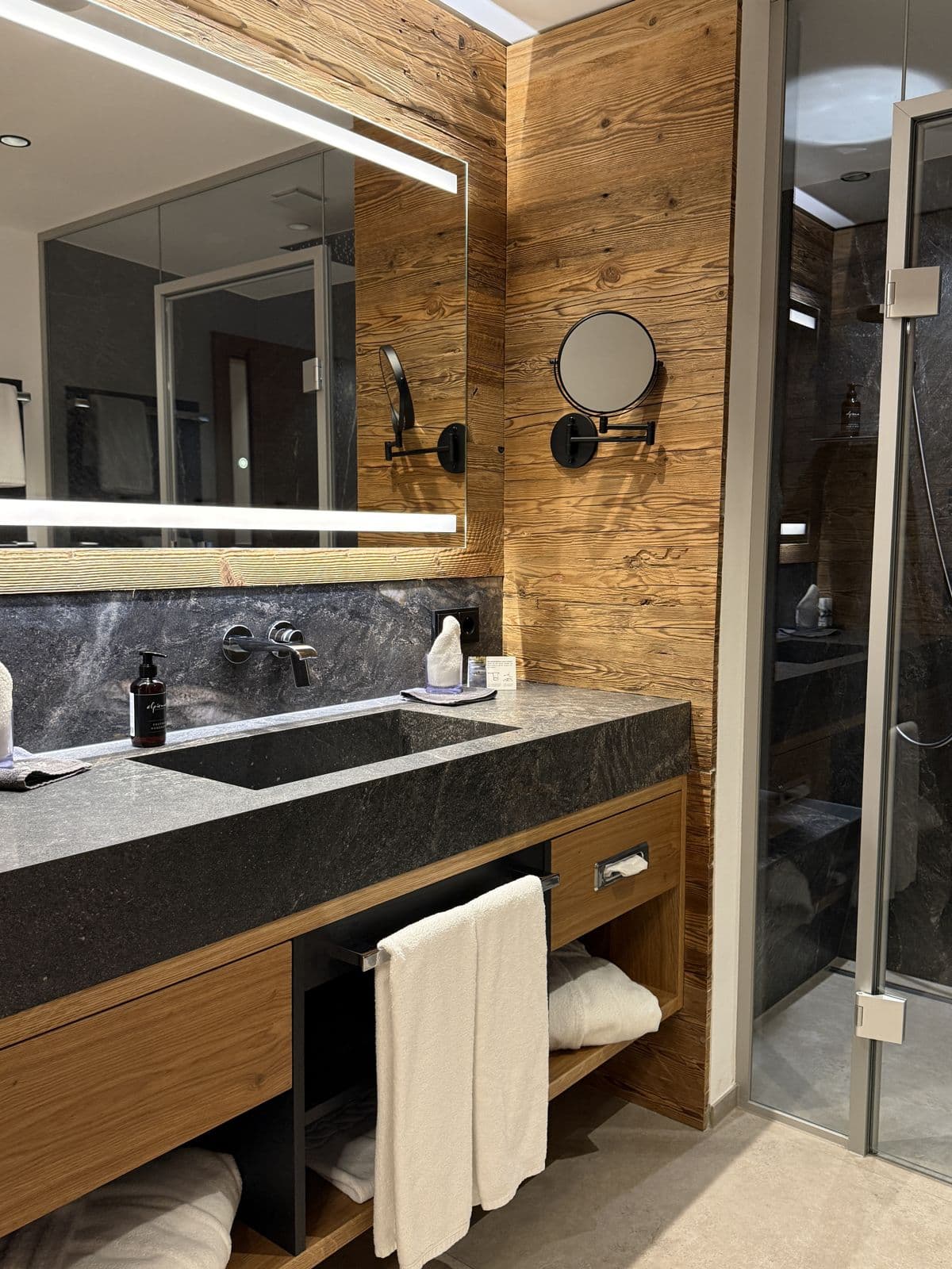 Badezimmer im PETE mit Altholz und Naturstein